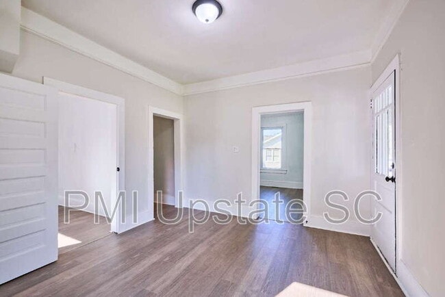 Building Photo - 10 E Main St