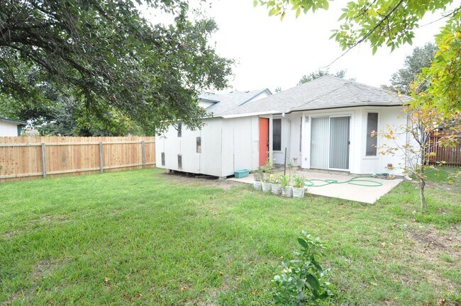 Building Photo - Great Location! All appliances included!