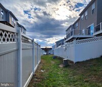 Building Photo - 320 Rolling Valley Dr