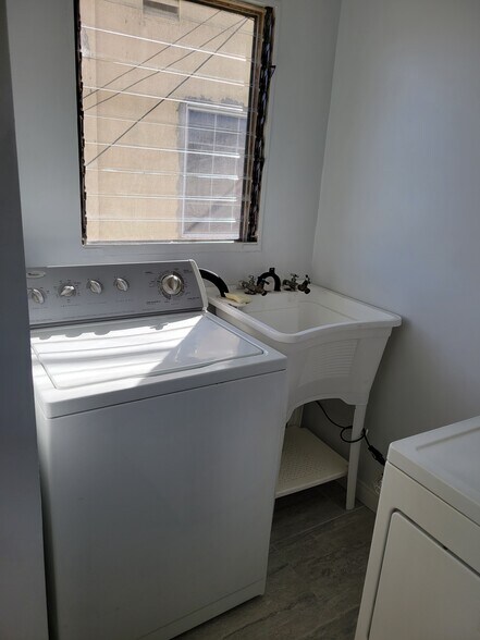 WASHER - 2416 Flower St