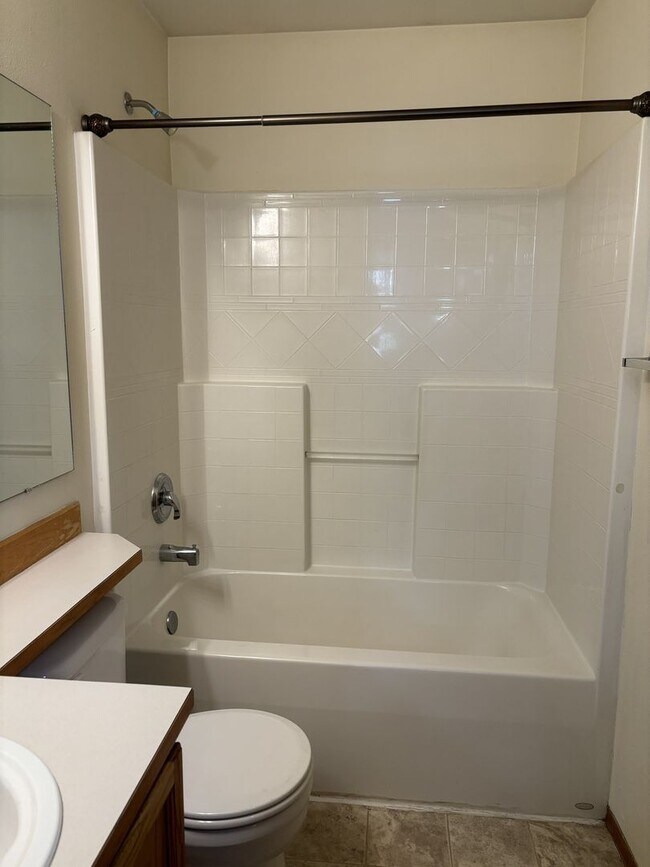 Building Photo - Stunning 3-Bedroom Home in Puyallup's Silver Pointe For Rent!