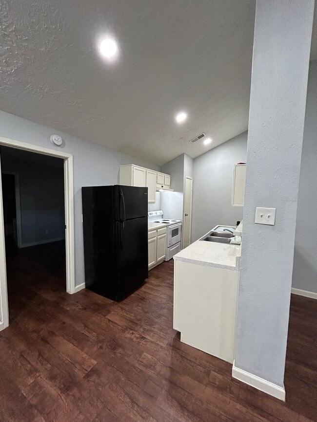 Building Photo - Charming 2 beds/2 baths duplex with privat...