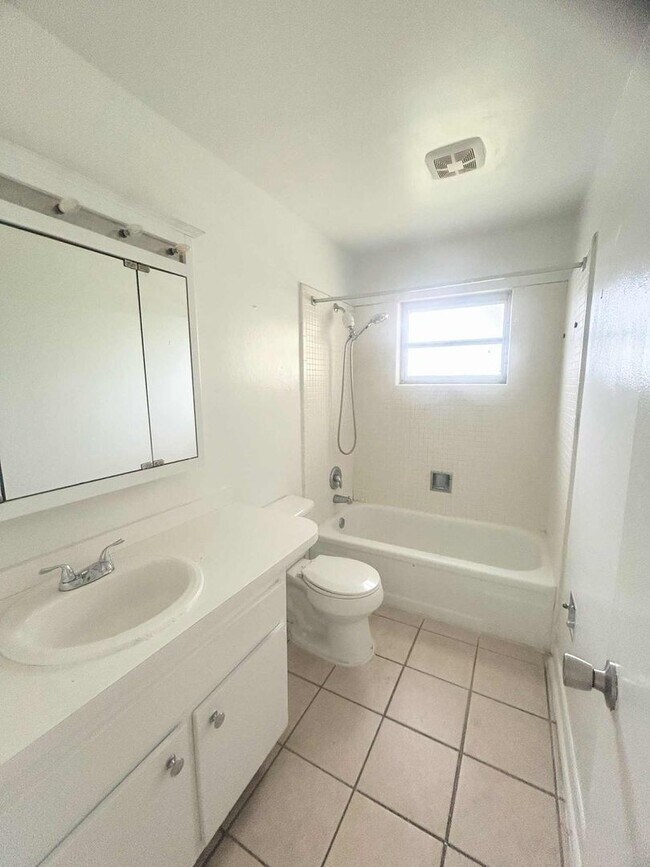 Building Photo - 4 Bedroom Cape Coral