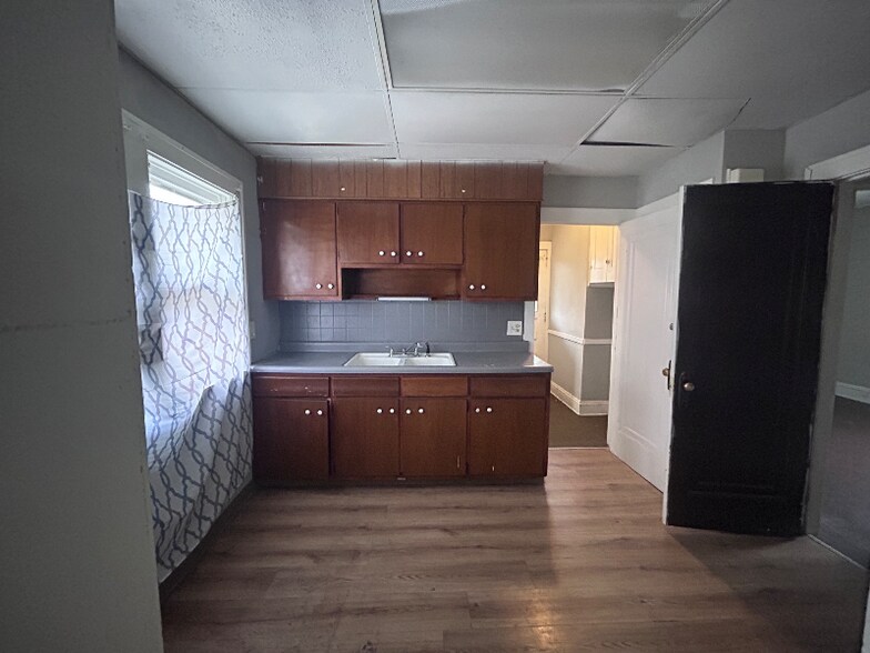 Building Photo - 977 E 128th St