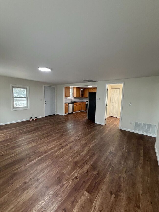 Building Photo - Freshly Renovated Home in Convenient Location!