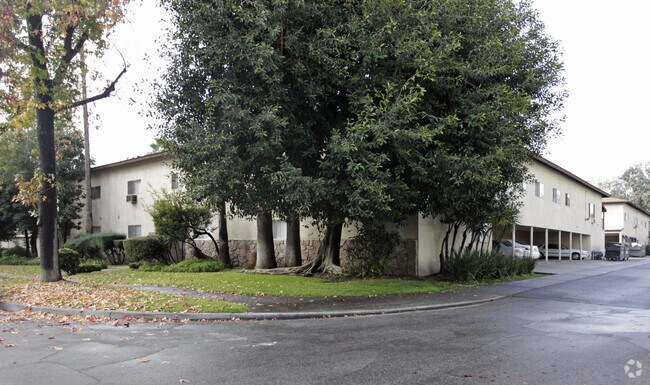 Primary Photo - 889 N Laurel Ave