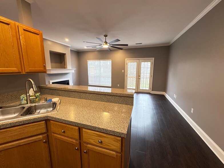 Kitchen - 304 Queen Victoria Way