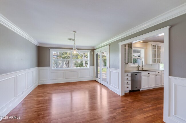 Building Photo - 4302 E Whitton Ave