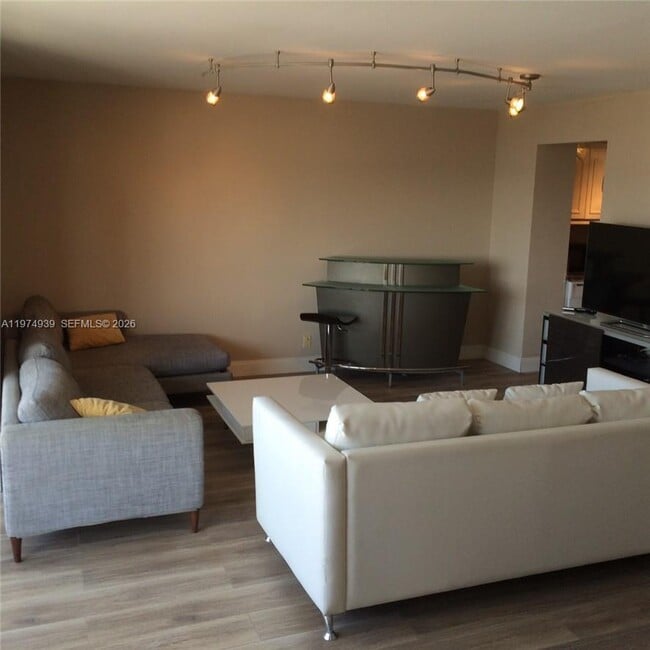 Building Photo - 1800 Collins Ave