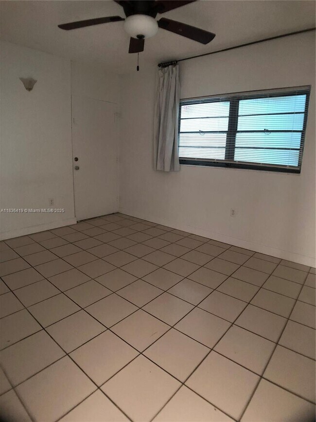 Building Photo - 2539 Bayshore Dr