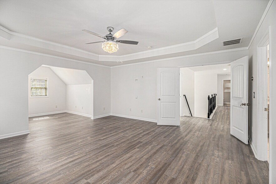 Building Photo - 726 Ivy Chase Loop