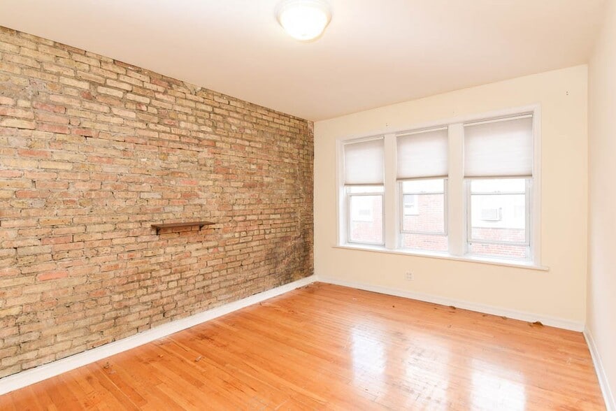 Building Photo - 3038 W Wellington Ave