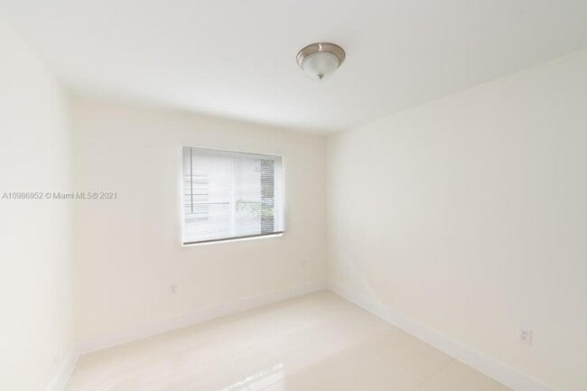 Building Photo - 3 bedroom in Miami FL 33142