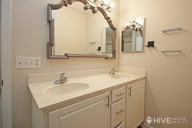 Building Photo - Beautiful Rental with Scenic Views Just Minutes from Downtown Harrisonburg!