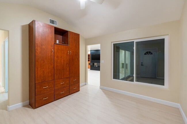 Building Photo - Large 5 Bedroom 4 bathroom Home