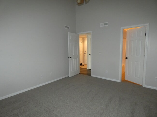 Building Photo - Beautiful Condo!