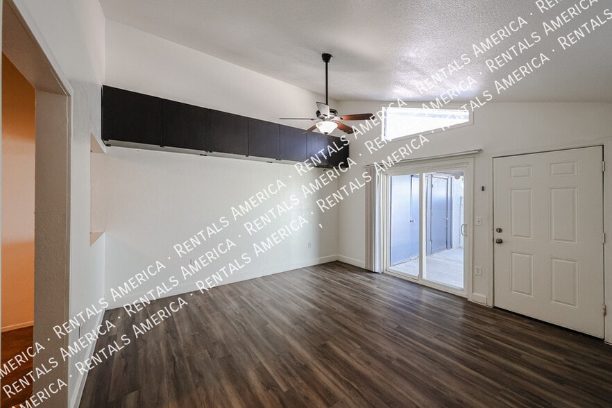 Building Photo - 712 N Santa Barbara