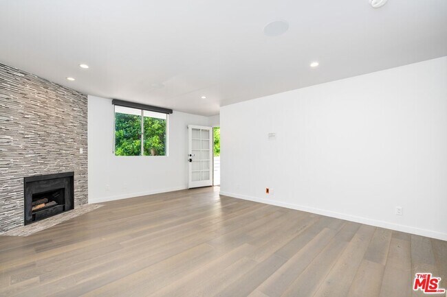 Building Photo - 1129 Larrabee St