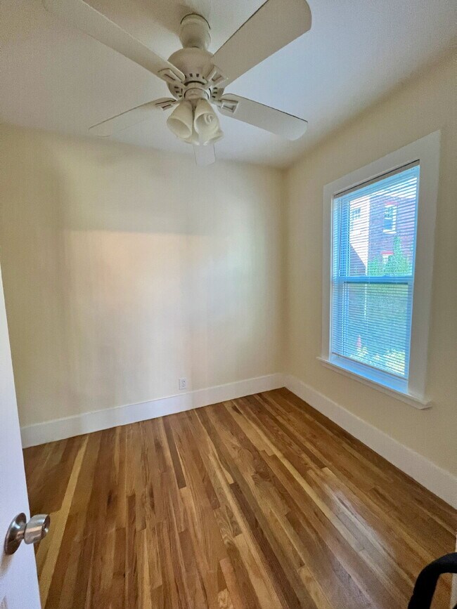 Building Photo - Enjoy City Living in this Well-Maintained 3-Bedroom in Boston, MA