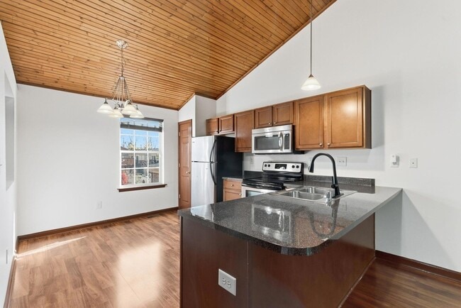 Building Photo - 3547 Lochdale Terrace