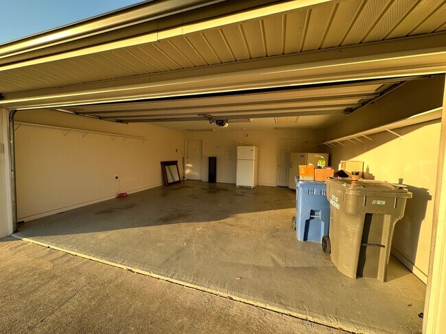 Building Photo - Fully Updated Executive Rental - FREE MONT...