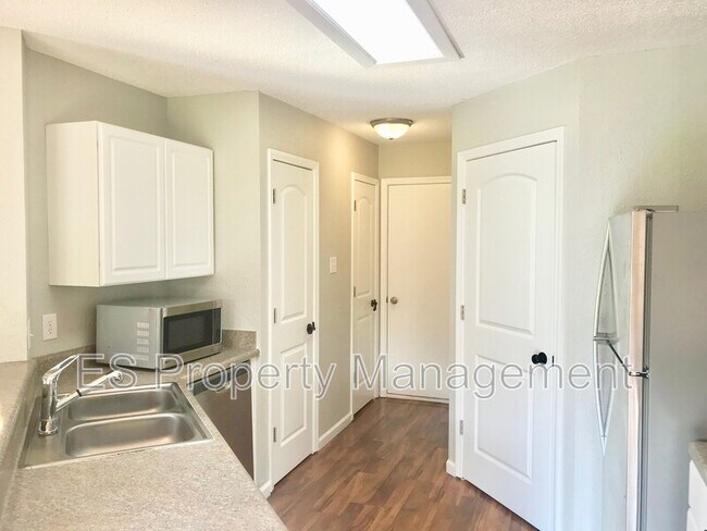 Building Photo - 4481 Redcliff N Ln