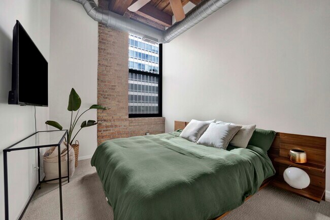 Building Photo - 525 W Superior St