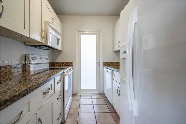 Building Photo - 1940 Biarritz Dr