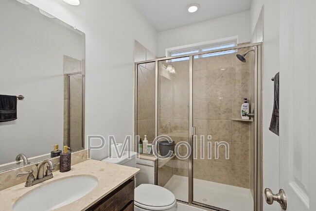 Building Photo - 8701 Fairway Ln