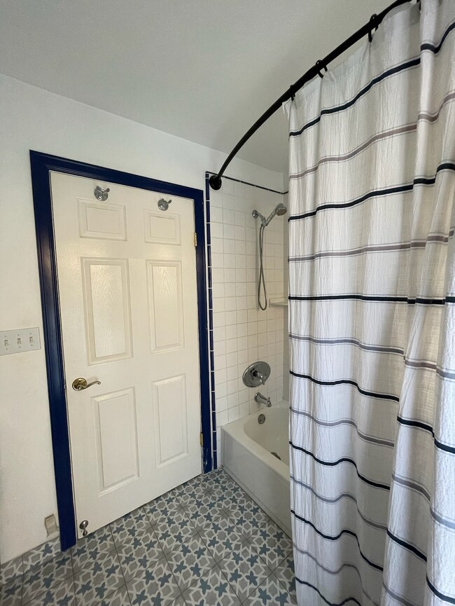 Shower & Tub - 2408 Hidalgo Ave