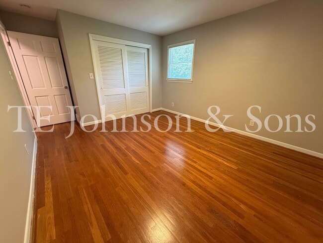 Building Photo - A Great Ardmore Townhouse Waiting For You!