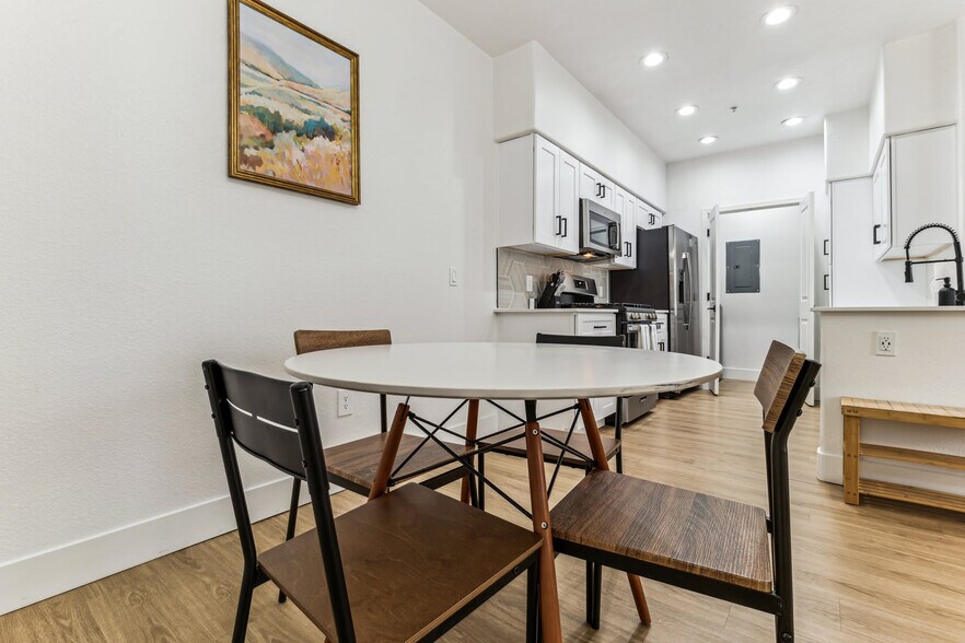 Building Photo - 9450 W Cabela Dr