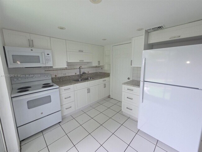 Building Photo - 3913 NW 76th Terrace