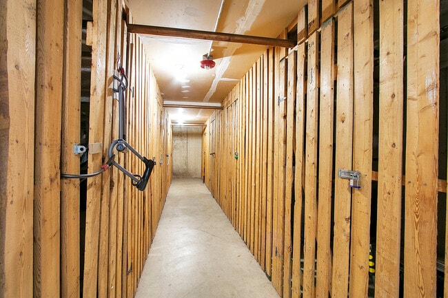 Building Photo - 1002 Castilian Ct