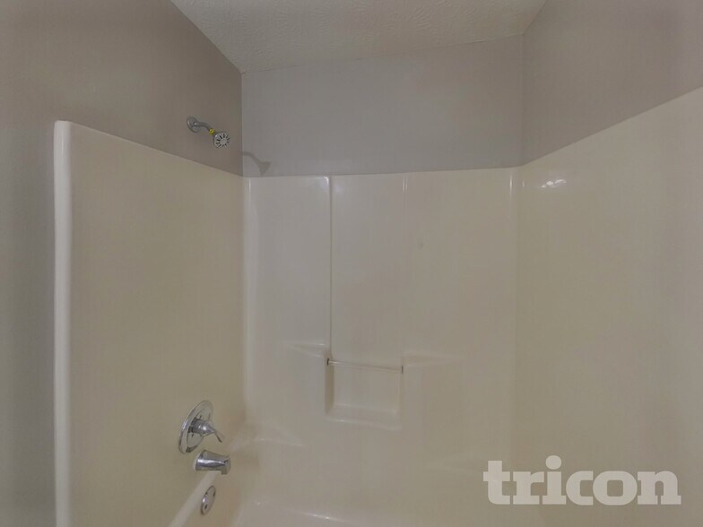 Building Photo - 555 N Oakland Cir