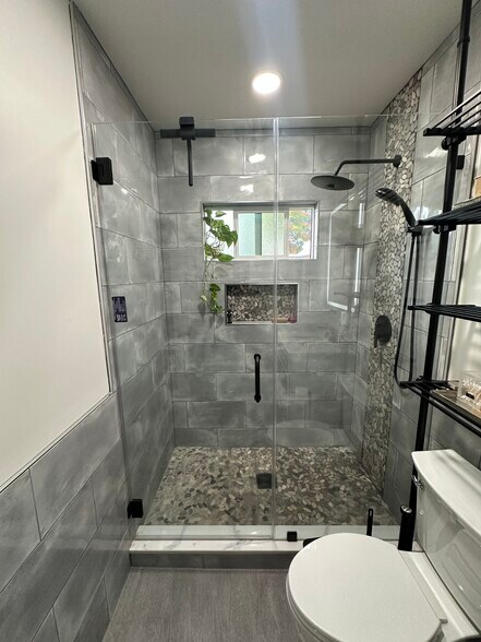 Building Photo - 5930 Dunrobin Ave