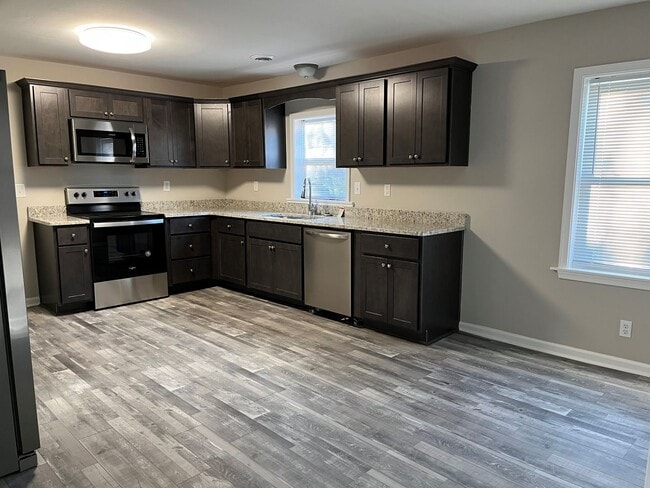 Building Photo - 3 Bedroom, 2 bath newly remodeled house