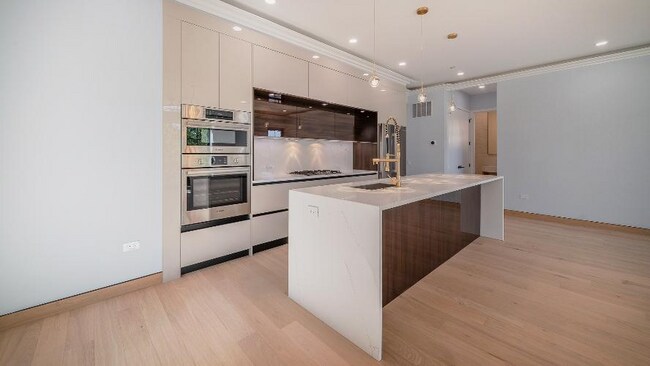 Building Photo - 2024 W Irving Park Rd