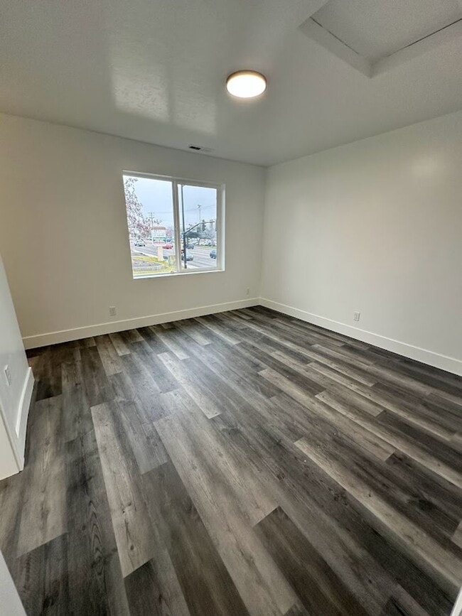 Building Photo - 1553 Clear Creek Dr