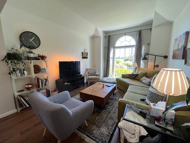 Building Photo - Beautiful 4Bd + 3Ba in Portland!! Offers Beautiful Outdoor Views and Great Gardening Backyards!!