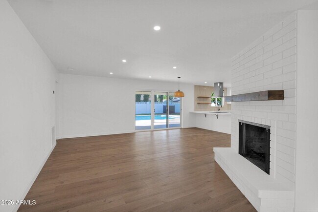 Building Photo - 501 W Seldon Ln