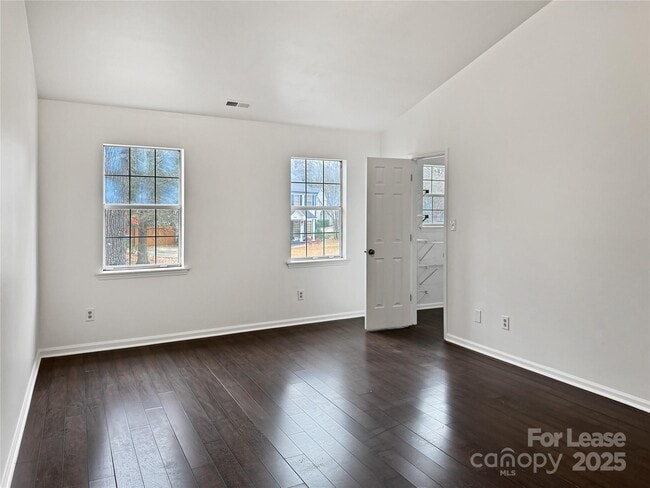 Building Photo - 8509 Golf Ridge Dr