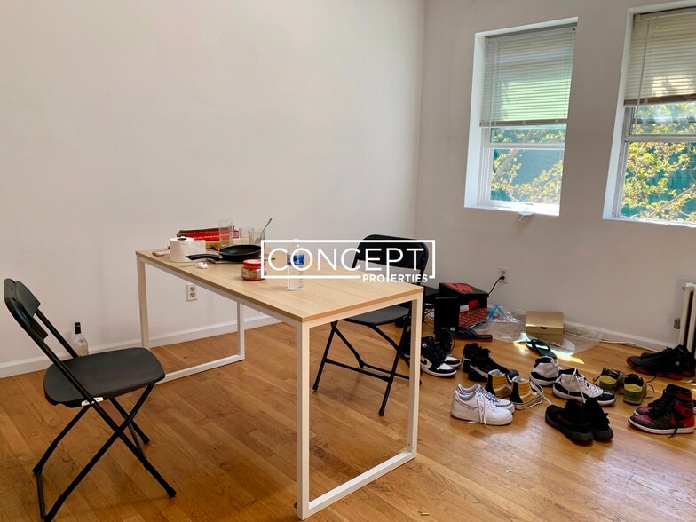 Building Photo - 10 Shepard St