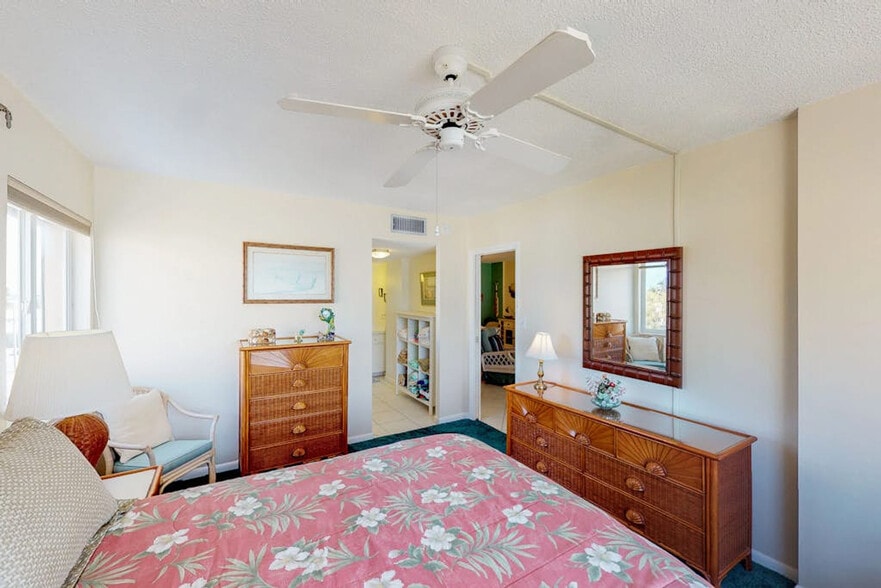 Building Photo - 5300 Gulf Dr