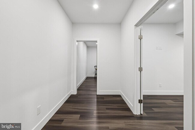 Building Photo - 2 Dogleg Ln