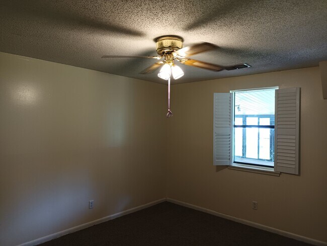 Building Photo - 471 Logan Ave