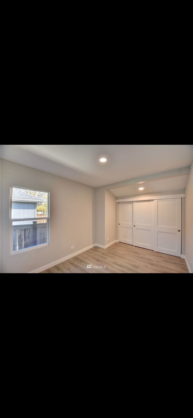 Building Photo - 1827 S Washington St