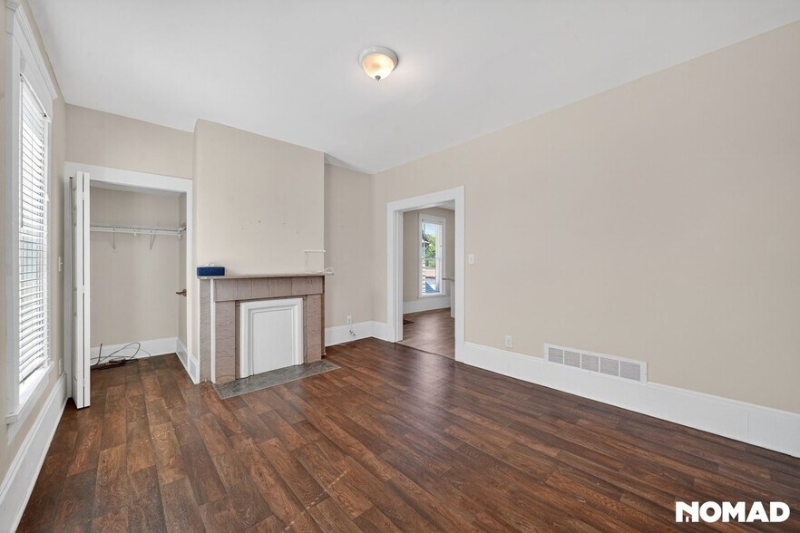 Building Photo - 1855 W 58th St