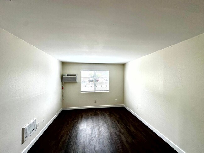 Building Photo - Gorgeous Remodeled 2 Beds + 2 Bath Condo i...