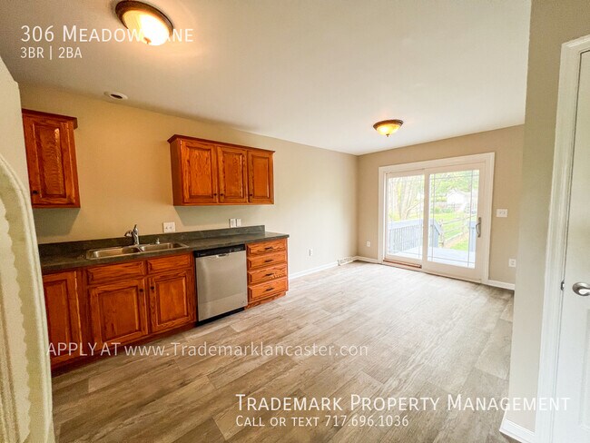 Building Photo - Spacious 3 Bedroom 2 Bath Town Home